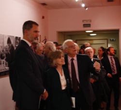 Don Felipe durante el recorrido de la exposición