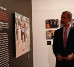 Su Majestad el Rey ante una fotografía de la exposición de su asistencia a la asamblea de Naciones Unidas