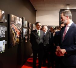 Su Majestad el Rey a la finalización de la exposición