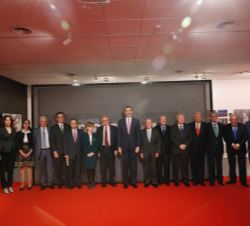 Su Majestad el Rey junto a las autoridades y personalidades asistentes