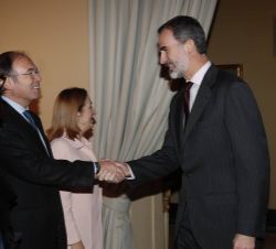 Su Majestad el Rey recibe el saludo del presidente del Senado, Pío García-Escudero