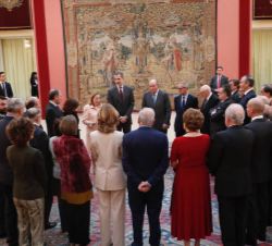 Don Felipe y Don Juan Carlos conversan con los miembros del Consejo Asesor para la conmemoración del 40º aniversario de la Constitución Española, al t