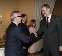 Su Majestad el Rey recibe el saludo del ministro de Cultura y Deporte, José Guirao