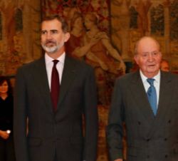 Su Majestad el Rey y Su Majestad el Rey Don Juan Carlos en los instantes previos a la audiencia al Consejo Asesor para la conmemoración del 40º aniver