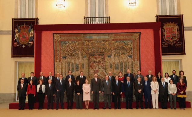 Don Felipe y Don Juan Carlos junto a los miembros del Consejo Asesor para la conmemoración del 40º aniversario de la Constitución Española