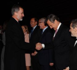 Su Majestad el Rey recibe el saludo del presidente del Patronato del Museo Reina Sofía, Ricardo Martí Fluxá