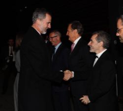 Su Majestad el Rey recibe el saludo del director del Museo Reina Sofía y director del proyecto expositivo, Manuel Borja-Villel