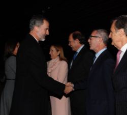 Su Majestad el Rey recibe el saludo del ministro de Cultura y Deporte, José Guirao