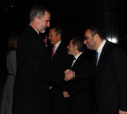 Su Majestad el Rey recibe el saludo del presidente de Acción Cultural Española, Ibán García del Blanco
