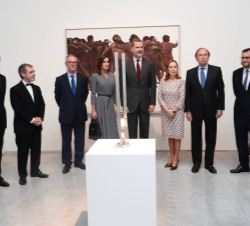 Sus Majestades los Reyes con las autoridades que les acompañaron a lo largo de la exposición