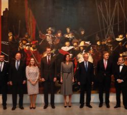 Don Felipe y Doña Letizia acompañados de las autoridades invitadas a la exposición