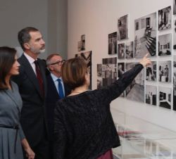 Don Felipe y Doña Letizia atendieron a las explicaciones de la jefa del Área de Colecciones y comisaria, Rosario Peiró