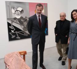 Sus Majestades los Reyes durante su recorrido por la exposición