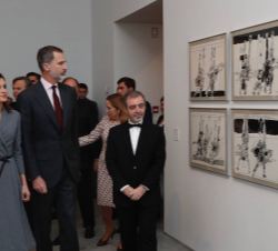 Sus Majestades los Reyes durante su recorrido por la exposición