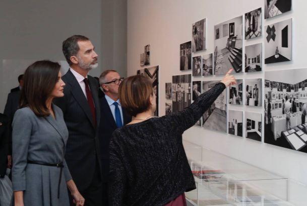 Don Felipe y Doña Letizia atendieron a las explicaciones de la jefa del Área de Colecciones y comisaria, Rosario Peiró