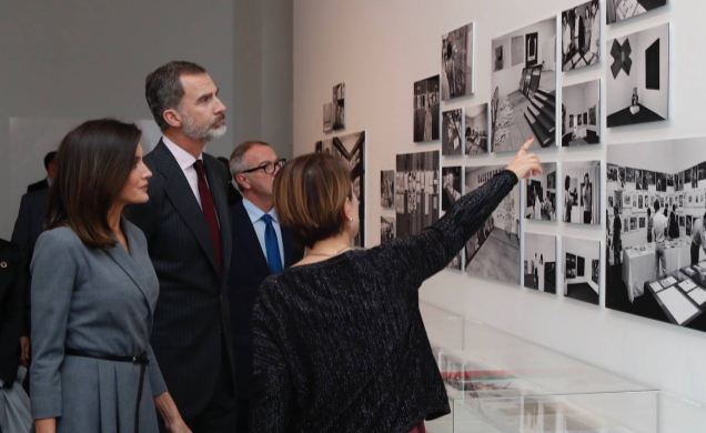 Don Felipe y Doña Letizia atendieron a las explicaciones de la jefa del Área de Colecciones y comisaria, Rosario Peiró