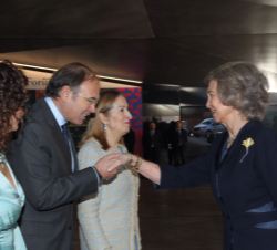 Su Majestad la Reina Doña Sofía durante los saludos de bienvenida a su llegada a CaixaForum Madrid