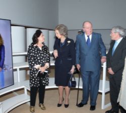 Sus Majestades los Reyes Don Juan Carlos y Doña Sofía durante el recorrido de la exposición “Democracia 1978-2018”