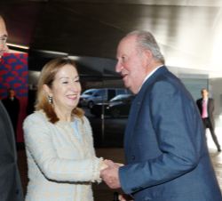 Su Majestad el Rey Don Juan Carlos recibe el saludo de la presidenta del Congreso, en presencia del presidente del Senado, a su llegada al acto