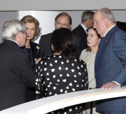 Sus Majestades los Reyes Don Juan Carlos y Doña Sofía durante su recorrido por la exposición