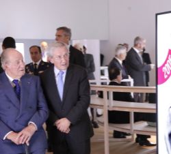 Su Majestad el Rey Don Juan Carlos con Fernando Ónega observan un panel de Rafael Nadal