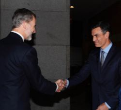 Su Majestad el Rey recibe el saludo del presidente del Gobierno, Pedro Sánchez