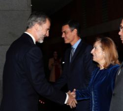Don Felipe es saludado por la presidenta del Congreso de los Diputados, Ana Pastor