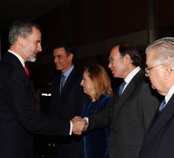 Su Majestad el Rey recibe el saludo del presidente del Senado, Pío García-Escudero