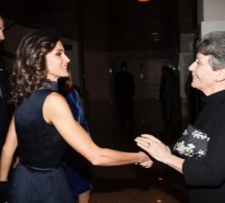 Su Majestad la Reina recibe el saludo de la administradora única provisional de la Corporación Radiotelevisión Española, Rosa María Mateo, en presenci