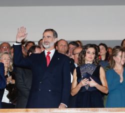 Su Majestad el Rey saluda desde su lugar en el anfiteatro