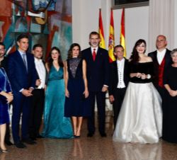 Fotografía de grupo de Sus Majestades los Reyes con las autoridades, directores de la Orquesta y Coro, solistas y concertinos
