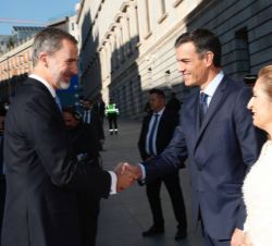 Su Majestad el Rey recibe el saludo del presidente del Gobierno, Pedro Sánchez