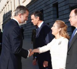 Don Felipe es saludado por la presidenta del Congreso de los Diputados, Ana Pastor