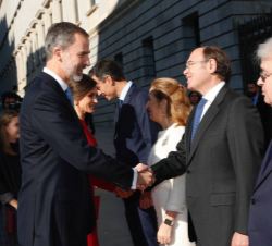 Su Majestad el Rey recibe el saludo del presidente del Senado, Pío García-Escudero