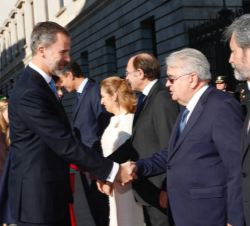 Don Felipe es saludado por el presidente del Tribunal Constitucional, Juan José González Rivas