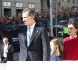 Don Felipe y Doña Letizia, acompañados de sus hijas, la Princesa de Asturias y la Infanta Sofía antes de entrar en el Congreso de los Diputados