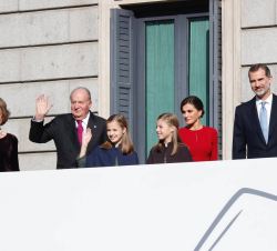 Sus Majestades los Reyes, la Princesa de Asturias, la Infanta Doña Sofía y Sus Majestades los Reyes Don Juan Carlos y Doña Sofía antes de entrar en el