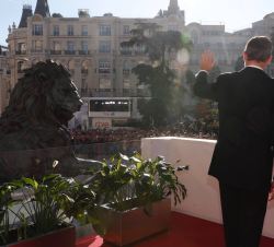 Don Felipe saluda desde la entrada al Congreso de los Diputados