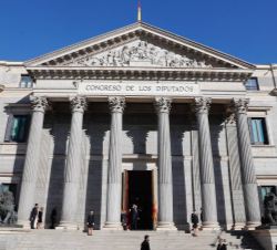 Don Felipe saluda desde la puerta de entrada del Congreso de los Diputados