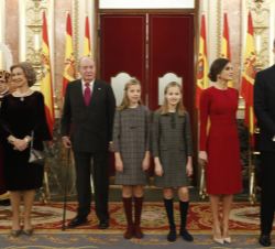 Sus Majestades los Reyes, acompañados de la Princesa de Asturias y la Infanta Sofía, y Sus Majestades los Reyes Don Juan Carlos y Doña Sofía en el Sal