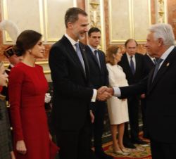 Su Majestad el Rey es saludado por el expresidente del Gobierno, Felipe González