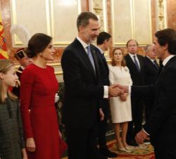 Don Felipe recibe el saludo del expresidente del Gobierno, José María Aznar
