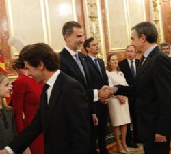 Su Majestad el Rey recibe el saludo del expresidente del Gobierno, José Luis Rodríguez Zapatero