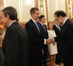 Don Felipe es saludado por el expresidente del Gobierno, Mariano Rajoy