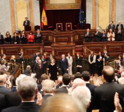 Sus Majestades los Reyes Don Juan Carlos y Doña Sofía hacen entrada en el Hemiciclo