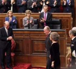 Don Juan Carlos y Doña Sofía a su entrada al Hemiciclo