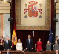 Sus Majestades los Reyes, acompañados de la Princesa de Asturias y la Infanta Sofía, la presidenta del Congreso de los Diputados y el presidente del S