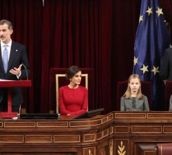 Don Felipe durante su intervención acompañado por Su Majestad la Reina y sus hijas, la Princesa de Asturias y la Infanta Sofía