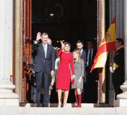 Sus Majestades los Reyes a su salida del Congreso de los Diputados