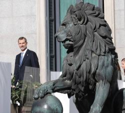Don Felipe a su salida del Congreso de los Diputados